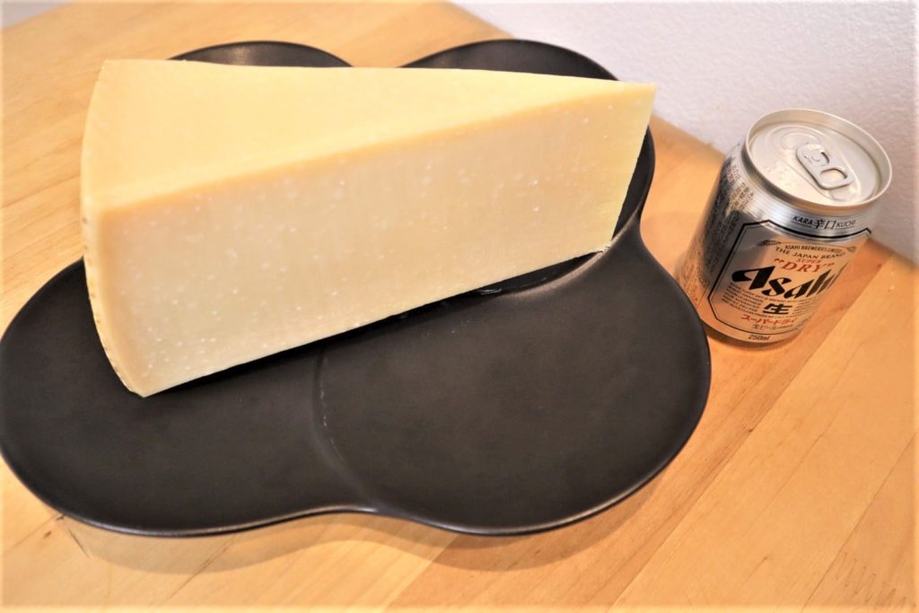 チーズの王様を1kgの巨塊で買ったら思ってたのと違ったので、初めては小さいの買った方がいい（パルミジャーノ・レッジャーノ）